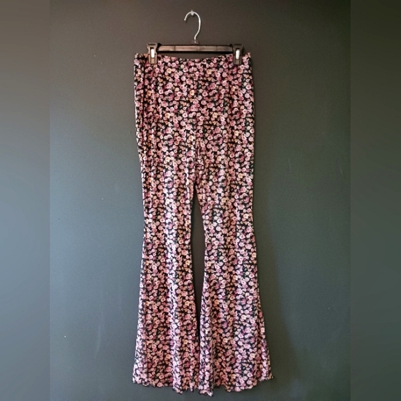 Rue21 Pants - RUE 21 LARGE WOMEN'S FLORAL BLACK AND PINK PANTS